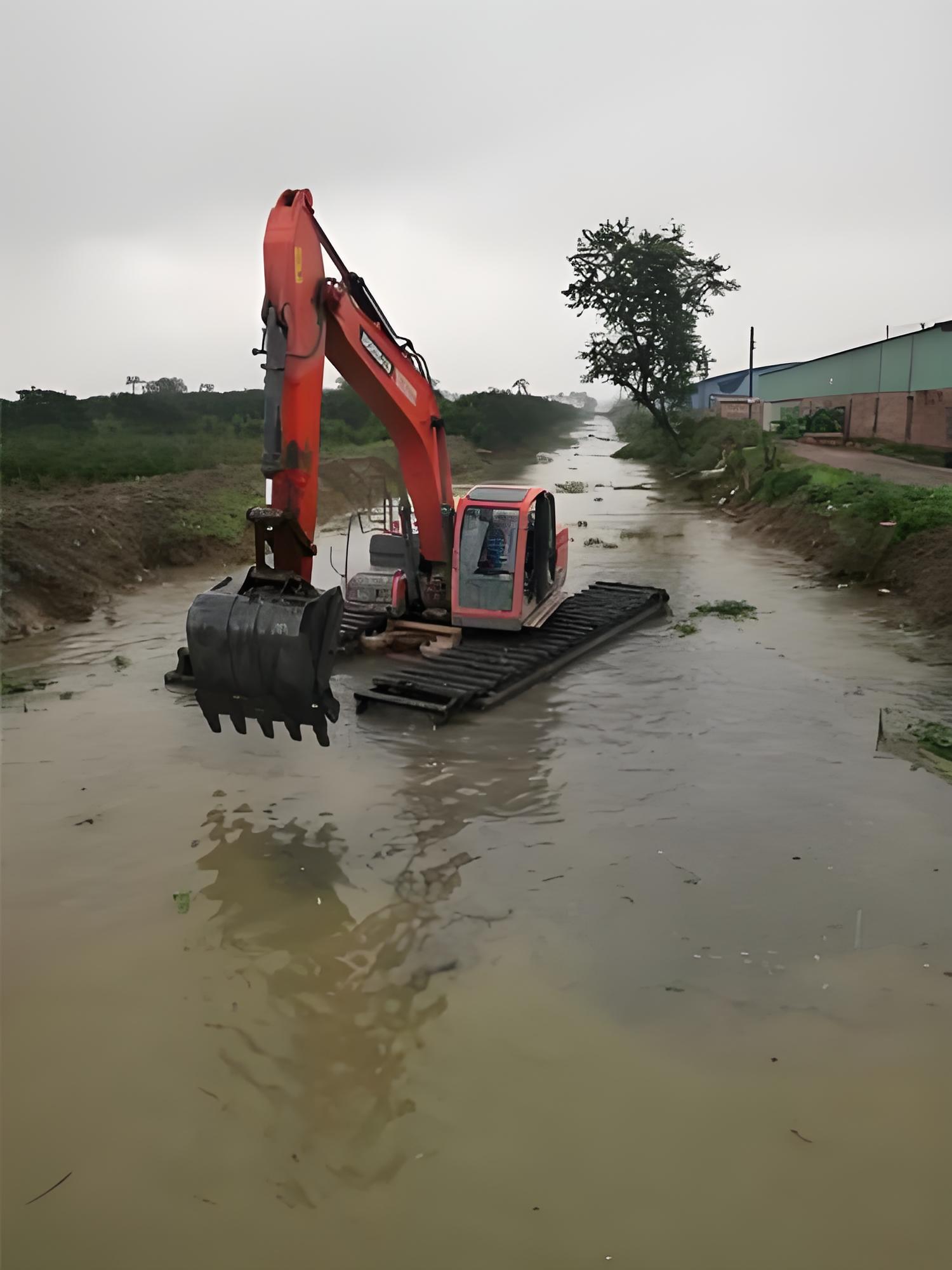 四川自貢挖機(jī)清淤施工隊(duì) - 水上挖機(jī)清淤能處理含有水草的淤泥嗎？