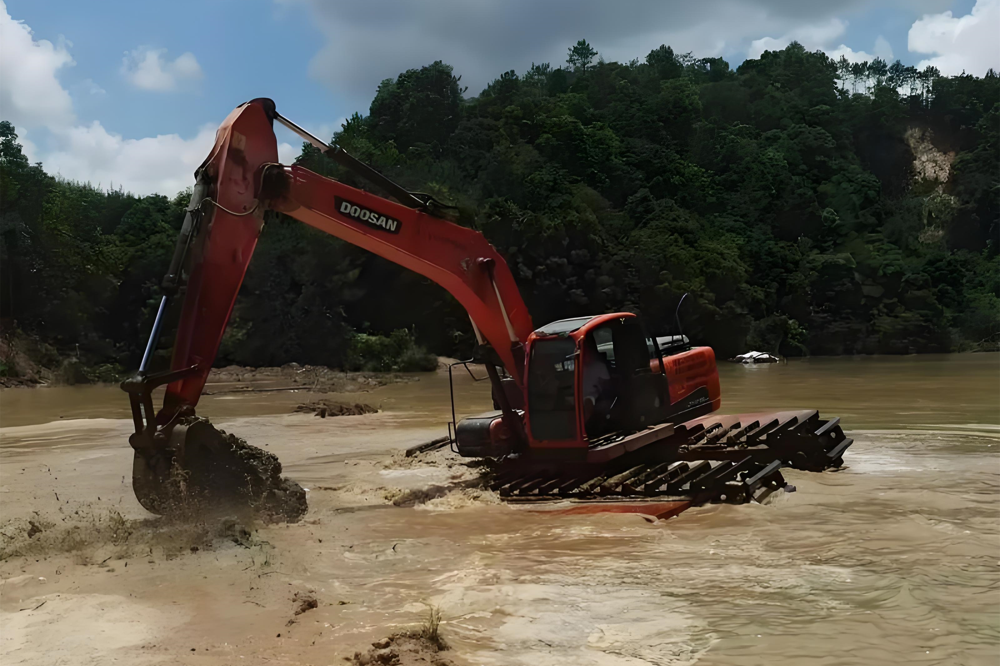 廣西柳州挖機(jī)清淤施工隊(duì) - 沼澤清淤用長(zhǎng)臂挖機(jī)還是短臂好？