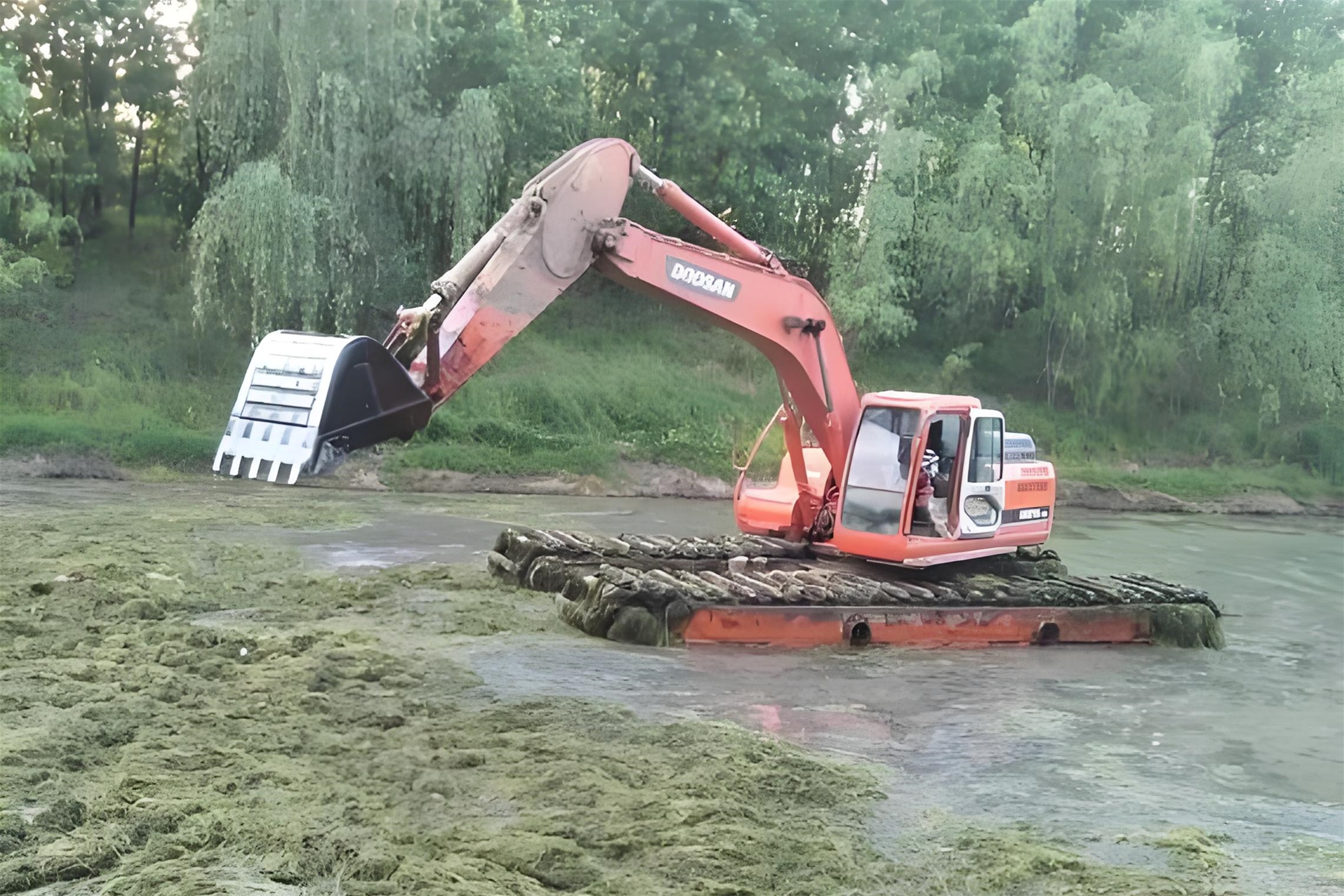 廣西南寧挖機(jī)清淤施工隊(duì)-沼澤清淤怎樣防止挖掘機(jī)下陷？